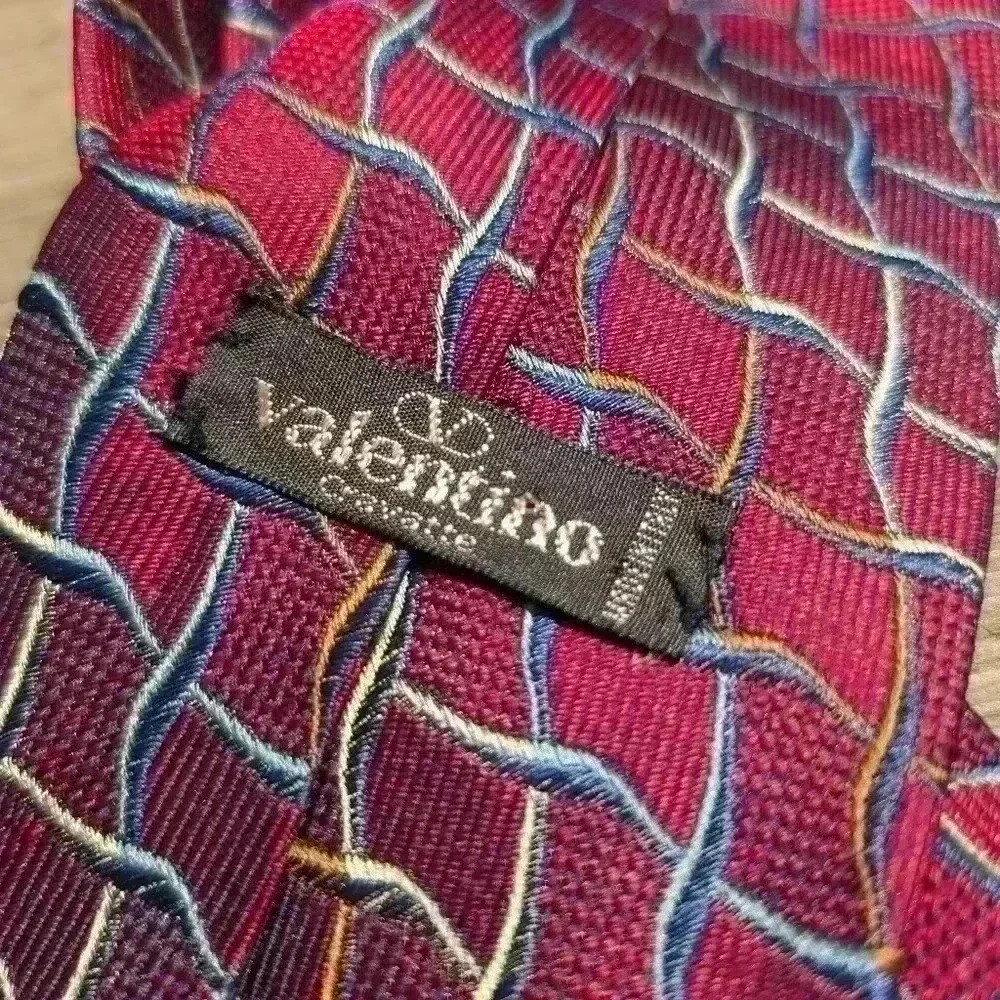 Vintage Valentino men's tie red blue and gold silk tie - Picture 8 of 9